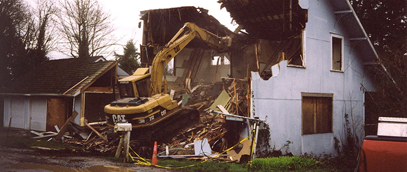 (VIDEO) Demolishing houses to save Detroit