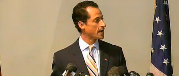 Anthony Weiner Heckled By Onlookers As He Announces Resignation (VIDEO)